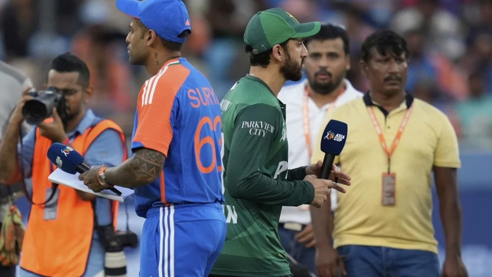 ‘হাত না মেলালে কি নায়ক হয়ে যাবেন?