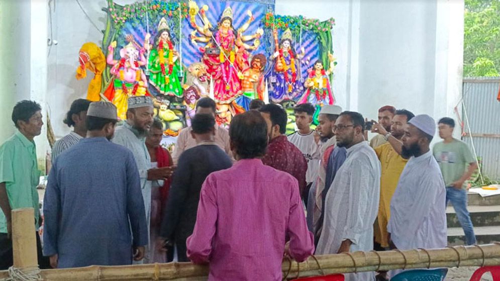 পূজায় মুসলমানদের যাওয়া কি জায়েজ?