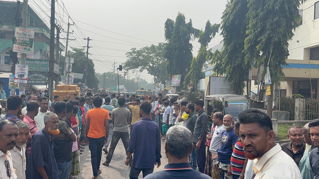তালিকায় নাম না থাকায় রাজপথে প্রার্থীরা