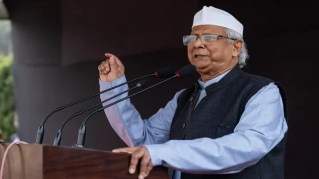 প্রধান উপদেষ্টা অধ্যাপক মুহাম্মদ ইউনূস বলেছেন, প্রিয় ওসমান হাদি, আমরা আজ তোমাকে বিদায় দিতে আসিনি। তুমি আমাদের বুকের ভেতর আছো। বাংলাদেশ যতদিন থাকবে, ততদিন তুমি সব বাংলাদেশির হৃদয়ে বেঁচে থাকবে। আমরা আজ এখানে এসেছি তোমার কাছে দেওয়া ওয়াদা পূরণ করার অঙ্গীকার নিয়ে। শনিবার শহীদ শরিফ ওসমান হাদির জানাজা ও শ্রদ্ধা নিবেদন অনুষ্ঠানে বক্তব্য রাখতে গিয়ে অধ্যাপক ইউনূস এসব কথা বলেন। তিনি বলেন, আজ লাখো মানুষ এখানে উপস্থিত হয়েছে। পথে পথে ঢেউয়ের মতো মানুষের স্রোত নেমে এসেছে। সারা দেশে কোটি কোটি মানুষ এই মুহূর্তের অপেক্ষায় রয়েছে। এমনকি বিদেশিরাও হাদির কথা জানতে চায়। প্রিয় হাদি, তুমি আমাদের বুকের গভীরে আছো—বাংলাদেশ যতদিন থাকবে, ততদিন তুমি সব মানুষের হৃদয়ে থাকবে। প্রধান উপদেষ্টা বলেন, আমরা তোমার কাছে ওয়াদা করতে এসেছি—তুমি যে আদর্শ ও কথা রেখে গেছো, তা যেন আমরা বাস্তবায়ন করতে পারি। শুধু এই প্রজন্ম নয়, প্রজন্মের পর প্রজন্ম বাংলাদেশের মানুষ সেই ওয়াদা রক্ষা করবে। তোমার মানবপ্রেম, মানুষের সঙ্গে সহজ ও আন্তরিক সম্পর্ক এবং রাজনৈতিক দৃষ্টিভঙ্গি আজ সবার কাছে গ্রহণযোগ্য হয়ে উঠেছে। ড. ইউনূস আরও বলেন, হাদি, তুমি আমাদের এমন এক মন্ত্র দিয়ে গেছো, যা চিরদিন আমাদের কানে প্রতিধ্বনিত হবে—‘বল বীর, চির উন্নত মম শির’। আমাদের মাথা কখনো নত হবে না। আমাদের প্রতিটি কাজে আমরা তা প্রমাণ করবো। তুমি দেখিয়ে গেছো কীভাবে নির্বাচনে অংশ নিতে হয়, কীভাবে প্রচারণা চালাতে হয়, কীভাবে মানুষের কাছে যেতে হয় কষ্ট না দিয়ে। আমরা সেই শিক্ষাই গ্রহণ করেছি এবং সেই পথেই এগোতে চাই। শেষে তিনি বলেন, প্রিয় হাদি, তুমি যুগ যুগ ধরে আমাদের সঙ্গে থাকবে। ‘বল বীর, উন্নত মম শির’—এই মন্ত্র বুকে ধারণ করেই আমরা সামনে এগিয়ে যাবো। আজ সবার পক্ষ থেকে আমরা ওয়াদা করছি—তোমাকে আল্লাহর হাতে আমানত রেখে, তোমার আদর্শ স্মরণ করে জাতির অগ্রগতির পথে অবিচলভাবে এগিয়ে যাবো।