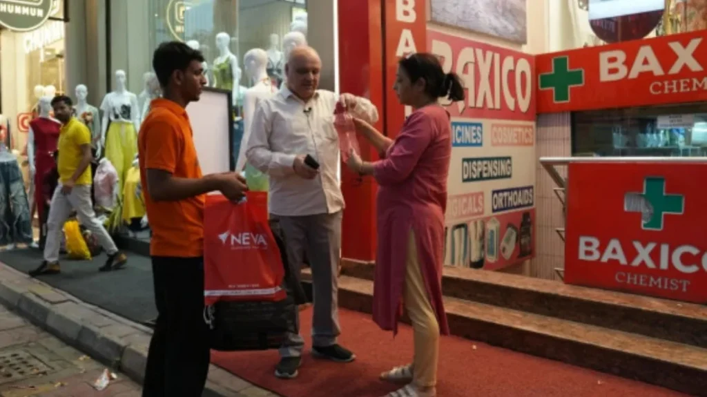 দিল্লিতে শপিং ব্যাগ বহনে ভাড়ায় মিলছে সহকারী