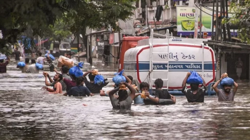এশিয়াজুড়ে প্রকৃতির তাণ্ডব: বন্যা, ভূমিধস ও টাইফুনে বিপর্যস্ত জনজীবন