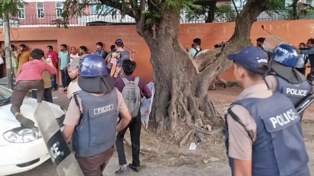 সংসদ ভবনে ঢোকার চেষ্টা, আন্দোলনরত শিক্ষার্থীদের ছত্রভঙ্গ করল পুলিশ