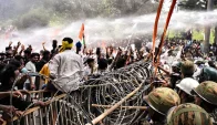 আবারও উত্তাল ভারত, চাকরিপ্রার্থীদের ওপর পুলিশের লাঠিচার্জ-জলকামান