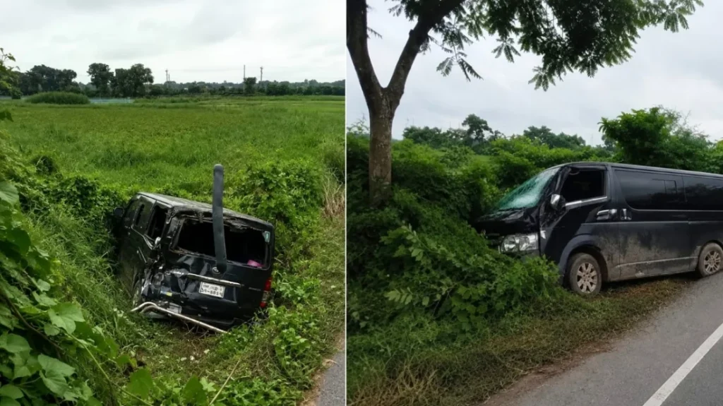 খাদে পড়া মাইক্রোবাসের ভিডিও করতে গিয়ে আরেক মাইক্রোবাসও খাদে