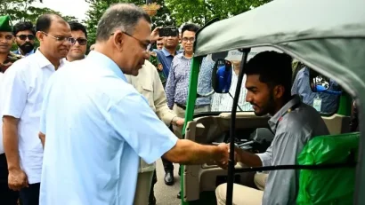 জুলাই যোদ্ধাদের অটোরিকশা-রিকশা উপহার দিলেন প্রধানমন্ত্রী