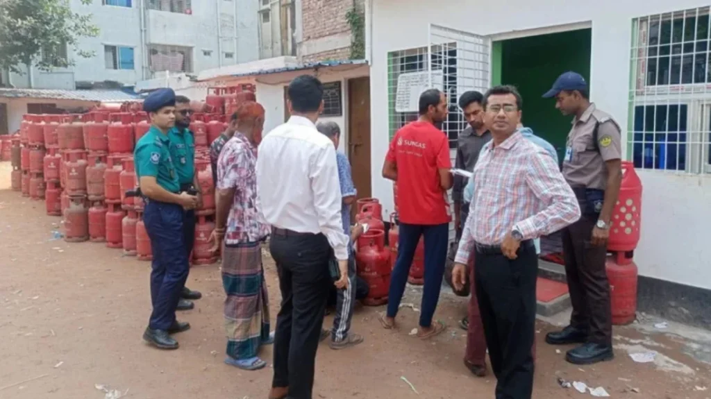 সরকারি দামে গ্যাস সিলিন্ডার বিক্রি নিশ্চিতে অভিযান, জরিমানা ৩৯ প্রতিষ্ঠানকে